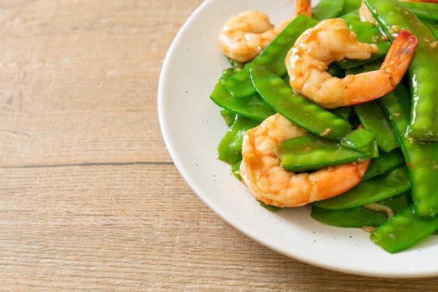 pois verts frits avec des crevettes