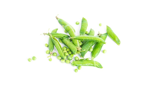 Pois verts isolés sur fond blanc. photo de haute qualité