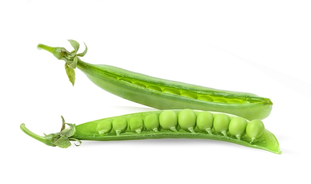 Pois verts isolés sur une surface blanche