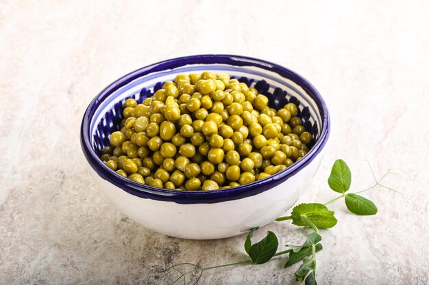 Pois verts marinés dans le bol