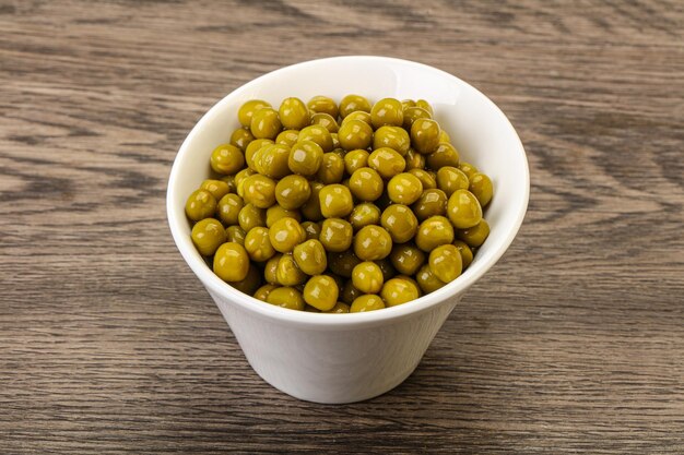 Pois verts marinés dans le bol