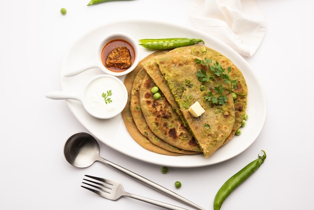 Les pois verts ou matar ka paratha sont un plat pendjabi qui est un pain plat indien sans levain fait avec de la farine de blé entier, des pois verts. Servi avec ketchup et caillé