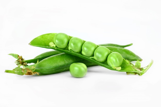 Pois verts pour salade, sur fond blanc