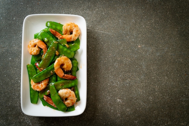 Pois verts sautés aux crevettes - Style de cuisine maison