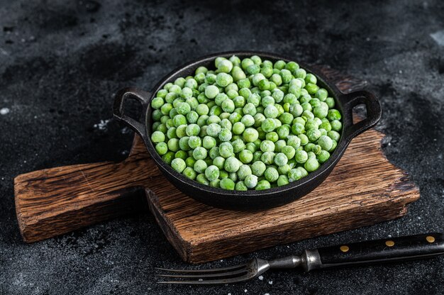 Pois verts surgelés frais dans une casserole