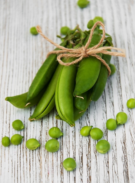 Pois verts sur une table