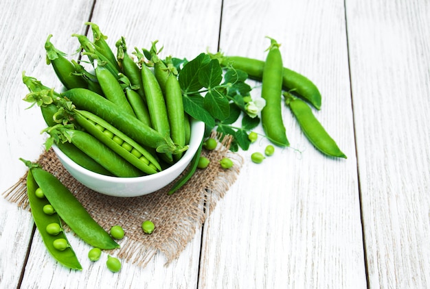 Pois verts sur une table