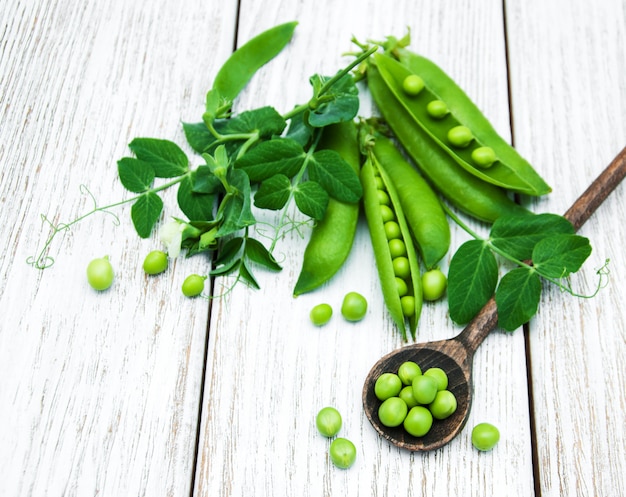 Pois verts sur une table