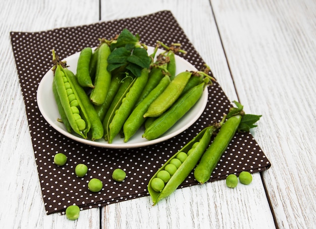 Pois verts sur une table