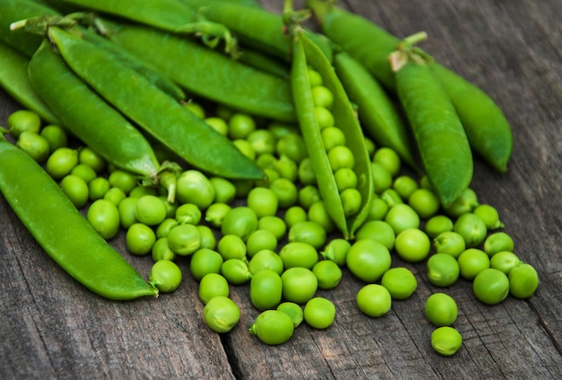 Pois verts sur une table