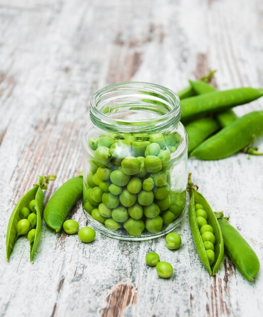 Pois verts sur une table