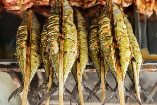 Photo poisson asiatique frais grillé au marché de kep au cambodge