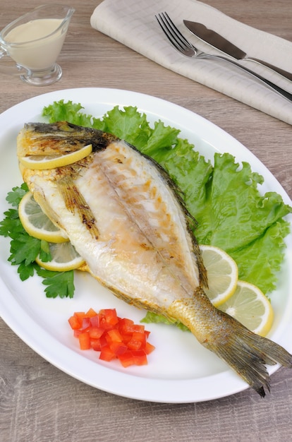 Poisson au four Dorado dans des feuilles de laitue au citron