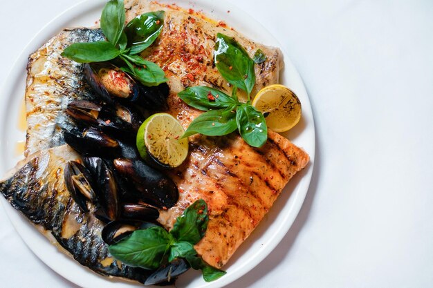 Poisson au four avec moules et citron vert Plat de fruits de mer sain