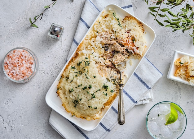 Poisson au four sous une coquille de riz.