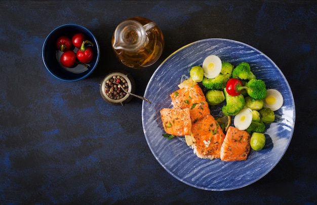 Poisson au saumon au four garni de brocoli et de choux de Bruxelles aux poireaux. Menu poisson. Vue de dessus.