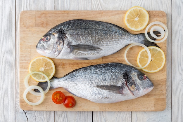 Poisson aux épices sur un fond en bois