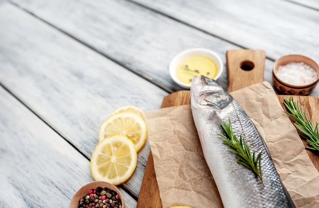 poisson de bar au citron et épices sur fond de bois