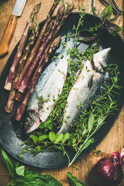 Poisson de bar cru non cuit avec des herbes et des légumes