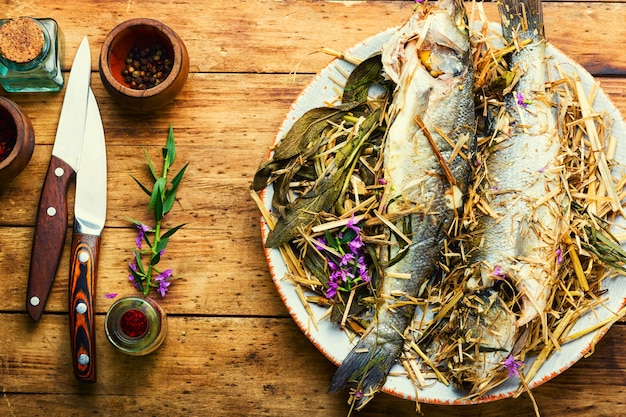 Poisson de bar cuit au four, mise à plat