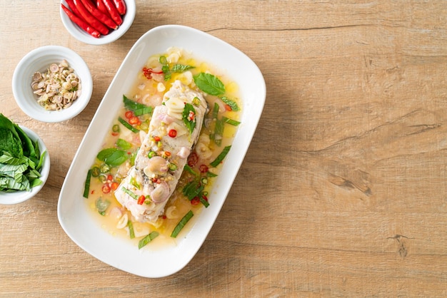 Poisson de bar cuit à la vapeur avec des herbes