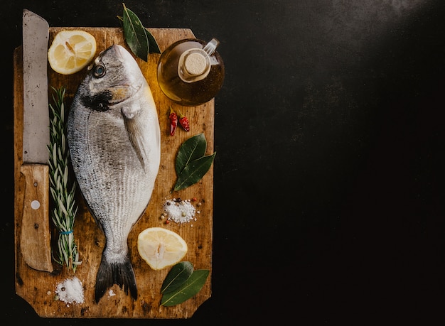 Poisson à bord avec des légumes