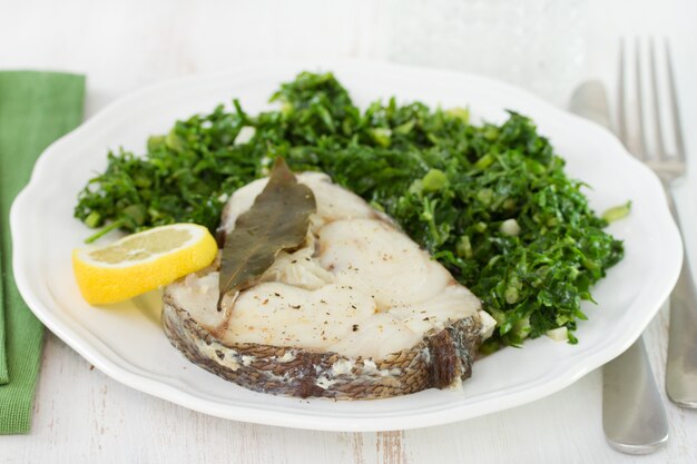 Poisson bouilli au citron et chou sur assiette