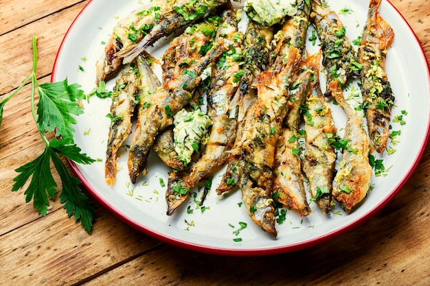 Poisson de capelan rôti aux herbes.Poisson de capelan frit sur plaque