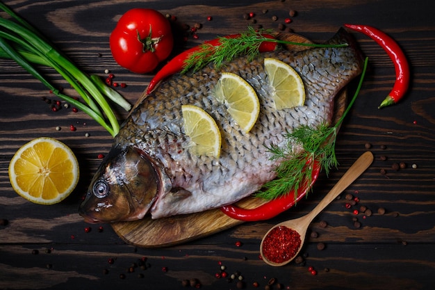 Poisson carpe aux légumes frais