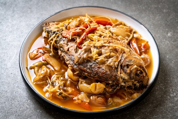 Poisson carpe bouilli avec laitue marinée