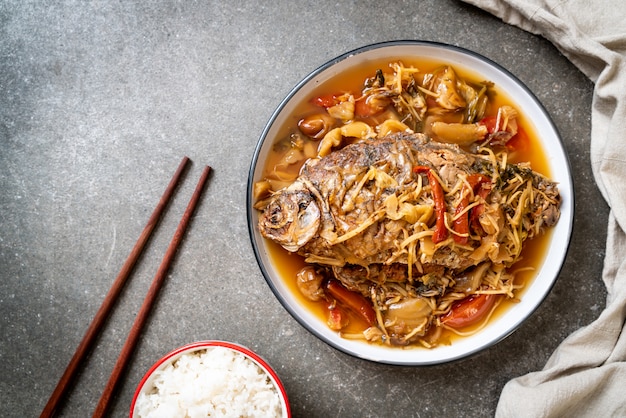 Poisson carpe bouilli avec laitue marinée