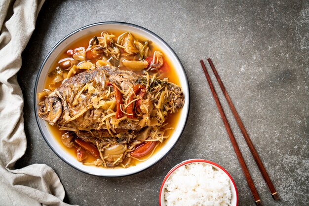 Poisson carpe bouilli avec laitue marinée