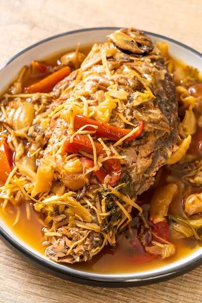 Poisson carpe bouilli avec laitue marinée