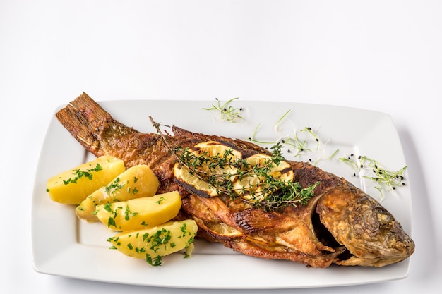 Poisson carpe grillé avec pommes de terre au romarin et citron