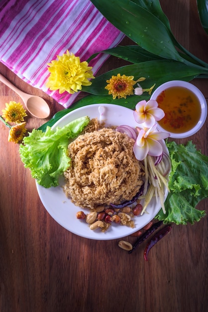 Poisson-chat épicé et moelleux avec sauce à la mangue