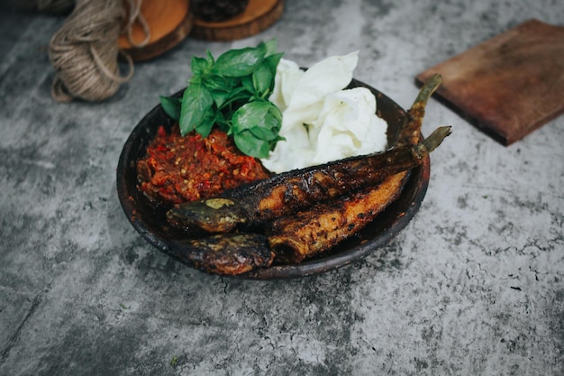 poisson-chat grillé avec sauce chili et légumes frais