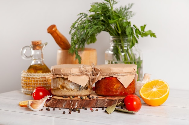 Poisson en conserve fait maison de maquereau dans l'huile et la pâte de tomate. Bocaux en verre avec du poisson en conserve.