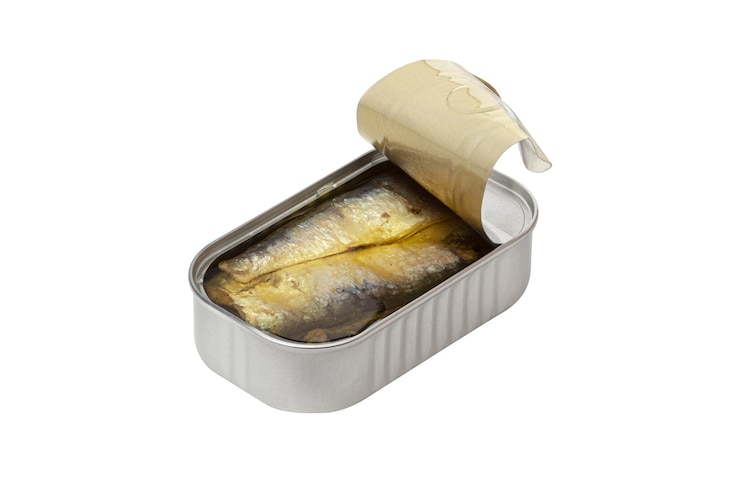 Photo le poisson de conserve de sardine ouvert peut isolé sur fond blanc