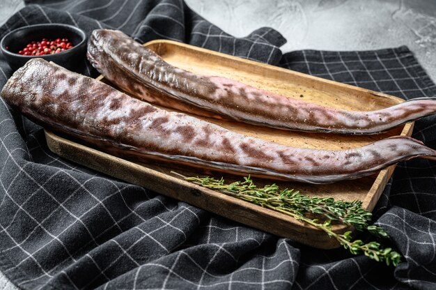 Poisson cru d'anguille de mer avec des ingrédients de cuisine. Vue de dessus