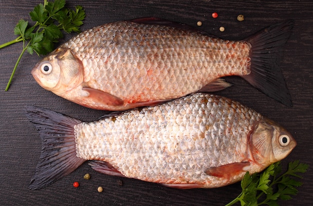 Poisson cru au persil sur fond noir