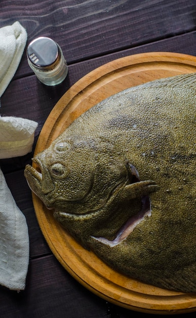 Poisson cru entier nettoyé prêt pour la cuisson