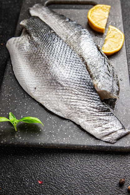 poisson cru filet de loup de mer collation de fruits de mer sur la table copie espace arrière-plan alimentaire