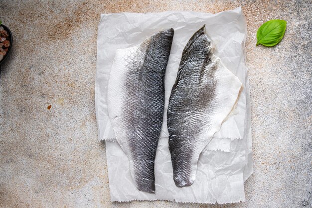 poisson cru filet de loup de mer collation de fruits de mer sur la table copie espace arrière-plan alimentaire