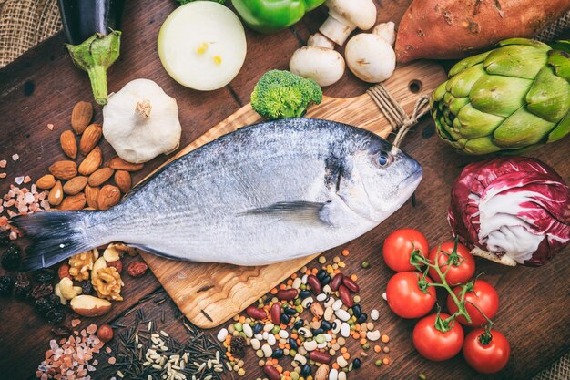 Poisson cru sur fond de bois