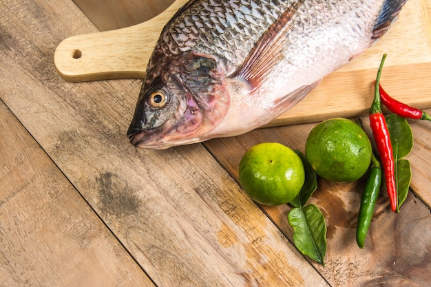 Poisson cru frais sur le bois