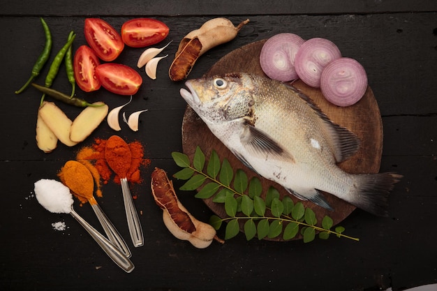 Poisson cru frais et ingrédients alimentaires, cuisine traditionnelle au curry de poisson de style Kerala