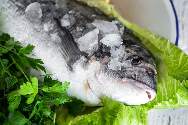 Poisson cru frais sur une planche de bois. Contexte. D&#39;en haut