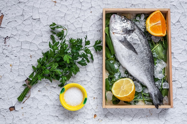 Poisson cru frais sur une planche de bois. Contexte. D&#39;en haut