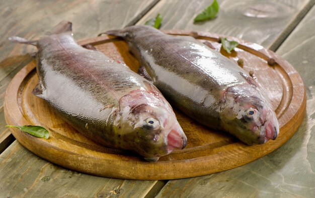 Poisson cru frais sur une planche à découper en bois