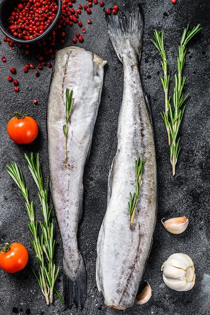 Poisson cru frais sur une table sombre